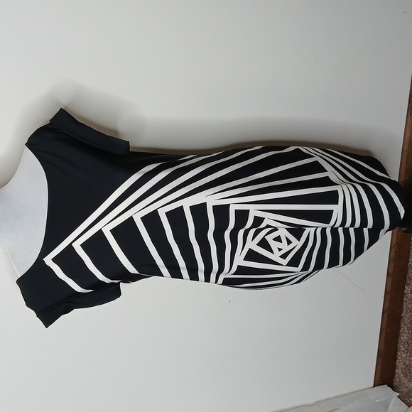 BCBGMaxAzria Dresses & Skirts - BCBG Maxazria black & white abstract midi dress size Small